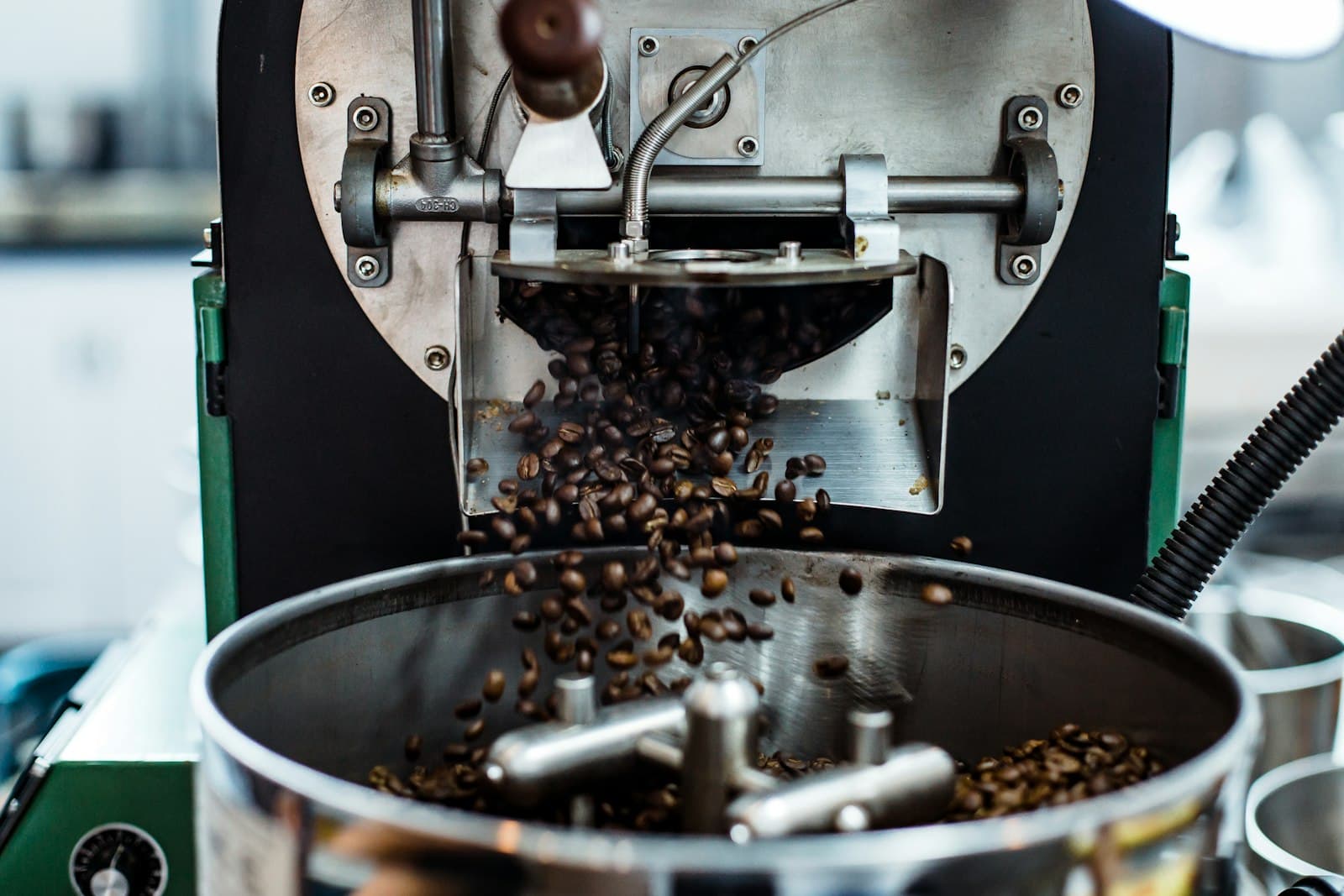 焙煎機から出てくる焙煎したてのコーヒー豆