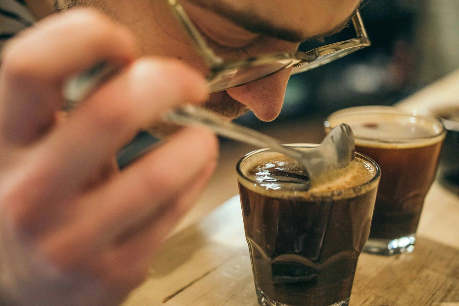 カッピングスプーンでコーヒーを評価する様子