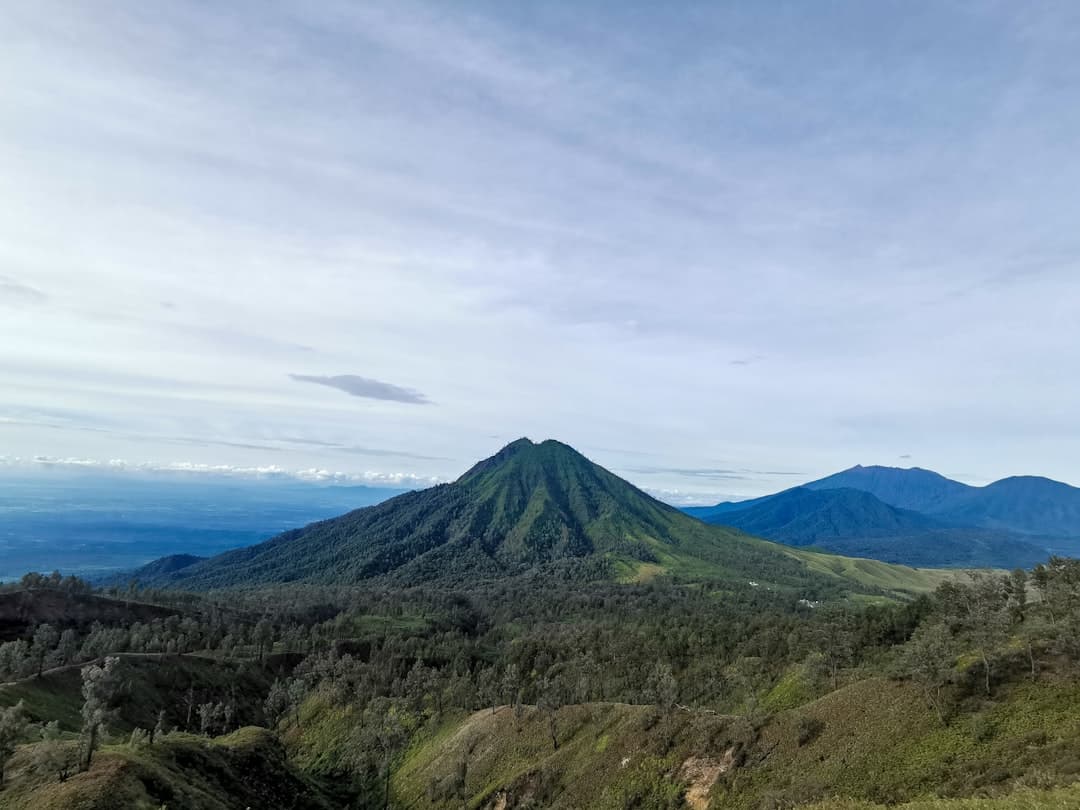 雲をいただくインドネシアの緑豊かな火山性高地