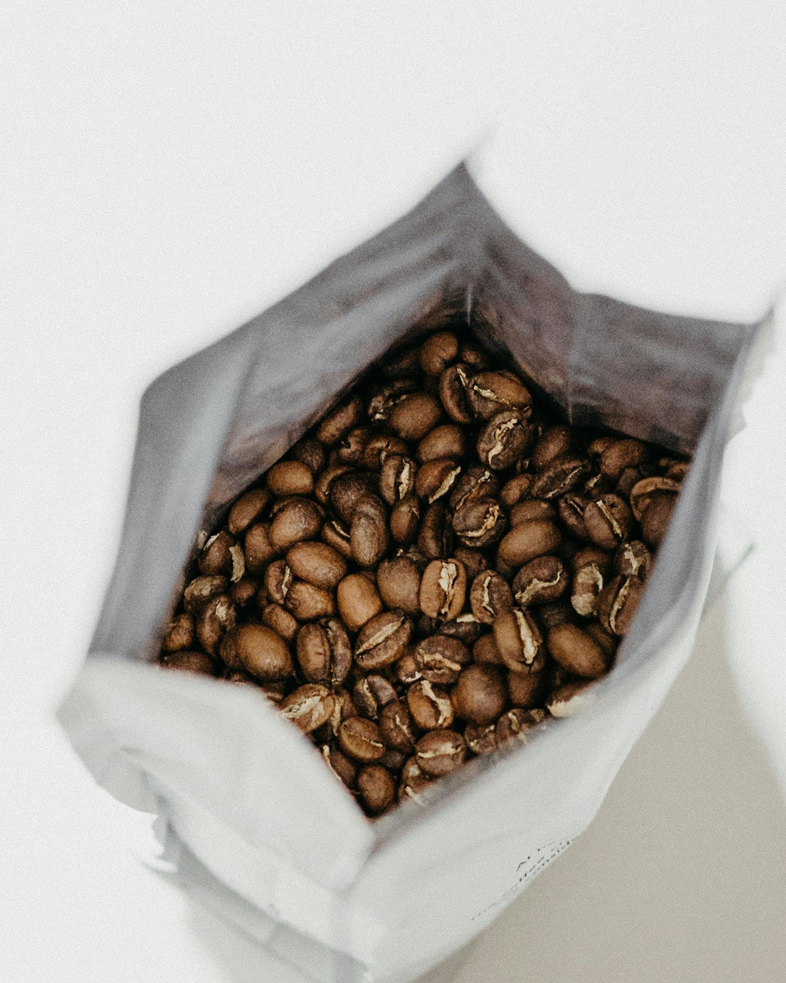 開封したスペシャルティコーヒーの豆袋
